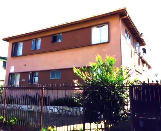 10222 S Dixon Ave in Inglewood, CA - Building Photo