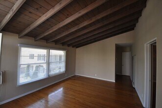 14830 Dickens St in Los Angeles, CA - Building Photo - Building Photo