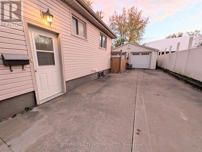 5864 Keith St in Niagara Falls, ON - Building Photo - Building Photo