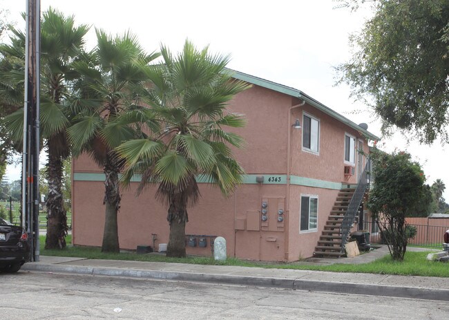 Hilltop Garden Apartments in San Diego, CA - Foto de edificio - Building Photo