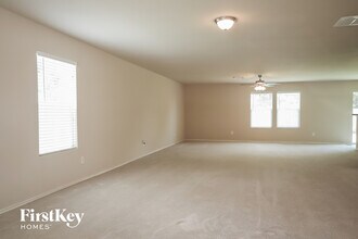 8443 Broadleaf Ave in Baytown, TX - Foto de edificio - Building Photo