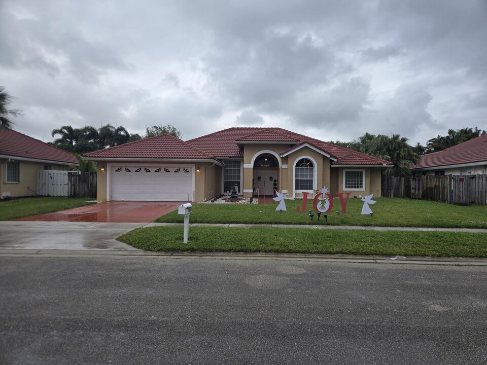 7560 Gilmour Ct in Greenacres, FL - Building Photo