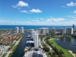 3625 N Country Club Dr in Aventura, FL - Foto de edificio - Building Photo