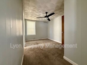 93 W Warwick Ave in West Warwick, RI - Building Photo - Building Photo