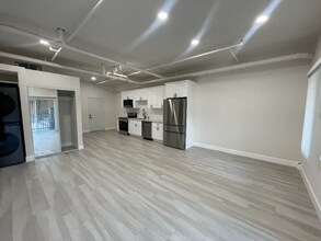 2341 Ulric St, Unit B-13 in San Diego, CA - Foto de edificio - Building Photo