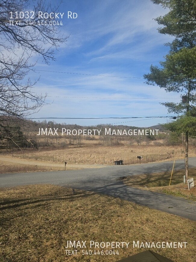 11032 Rocky Rd in Bent Mountain, VA - Foto de edificio - Building Photo