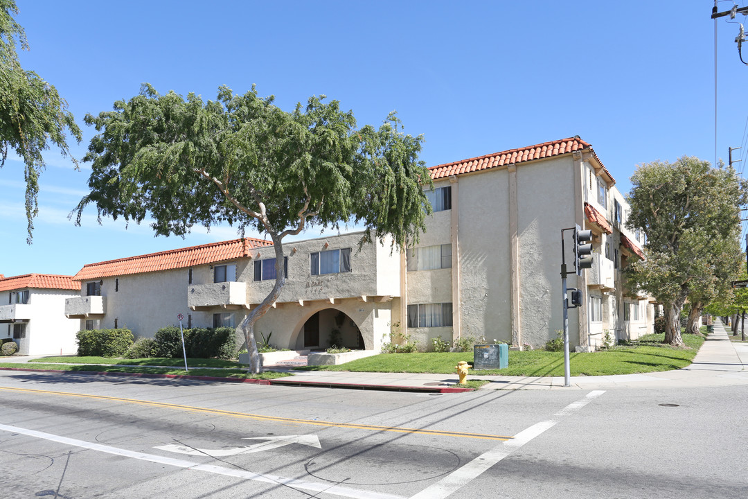 El Cadiz in Oxnard, CA - Foto de edificio