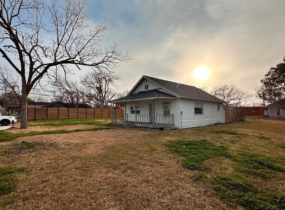 104 S 7th St in La Porte, TX - Building Photo