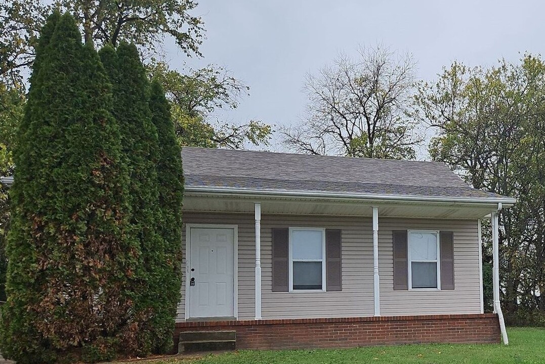 1941 Timberline Cir in Oak Grove, KY - Building Photo