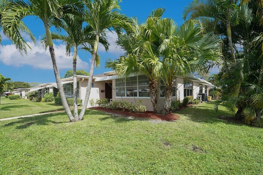 1317 High Point Way SE in Delray Beach, FL - Foto de edificio