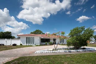 4147 Stirling Rd in Davie, FL - Building Photo