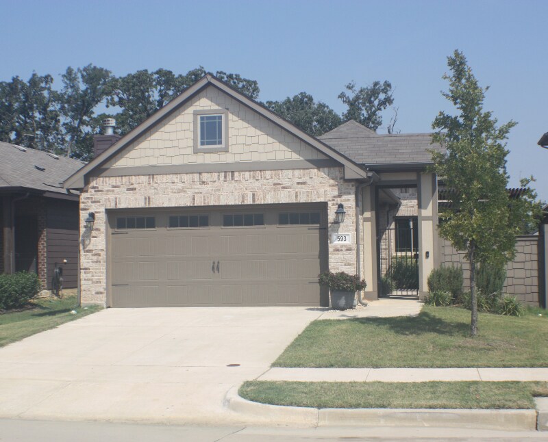 593 Concho St in Aubrey, TX - Foto de edificio