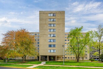 River Towers in Alexandria, VA - Building Photo - Building Photo