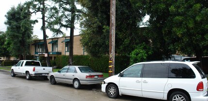 Rustic Woods in Monrovia, CA - Foto de edificio - Building Photo