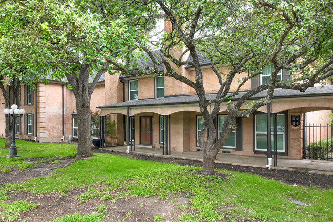 7810 Meadow Park Dr in Dallas, TX - Foto de edificio - Building Photo