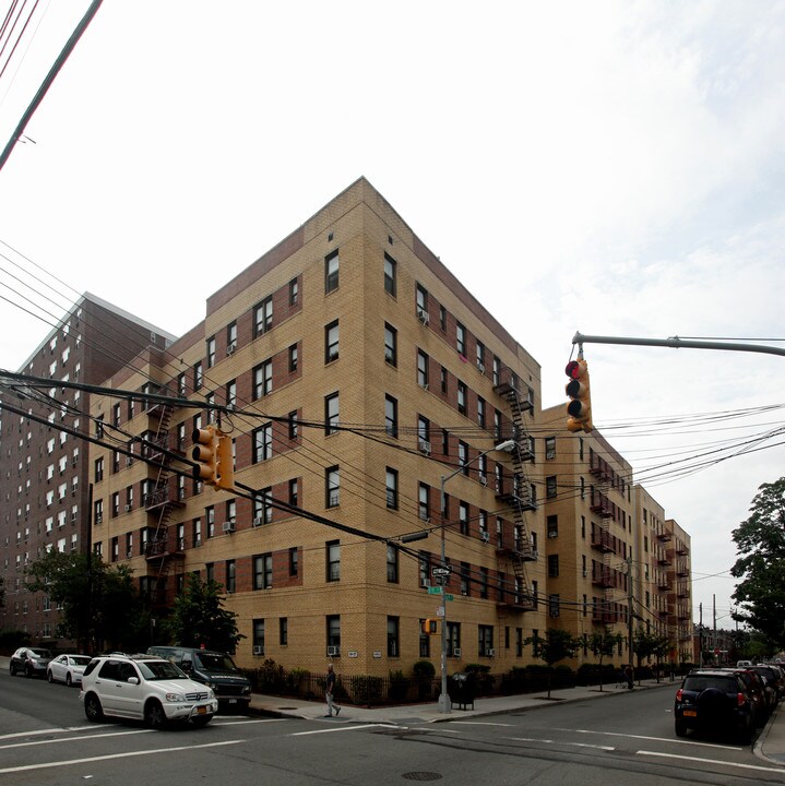 Park Plaza in Jamaica, NY - Building Photo