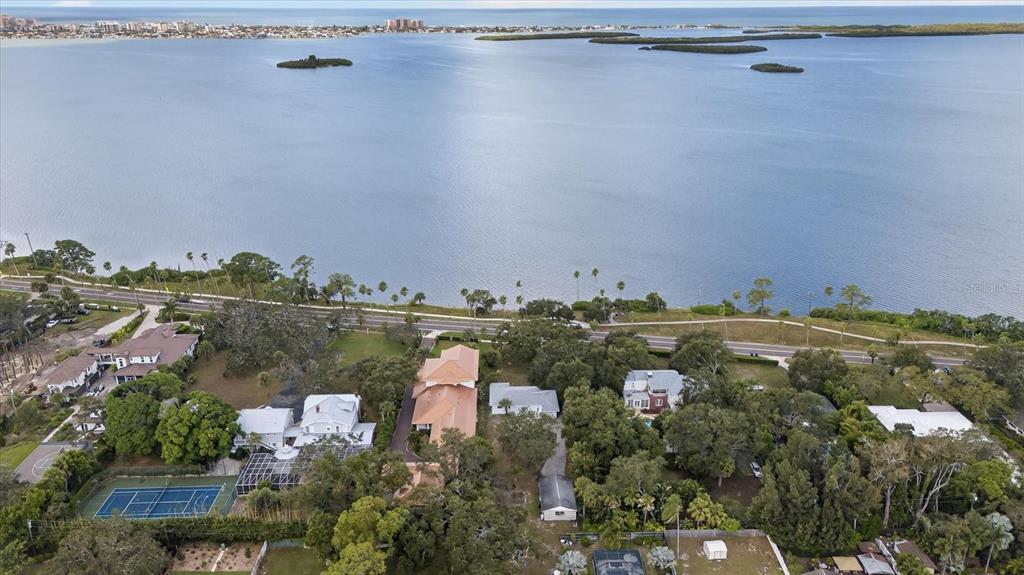 215 Edgewater Dr in Dunedin, FL - Building Photo