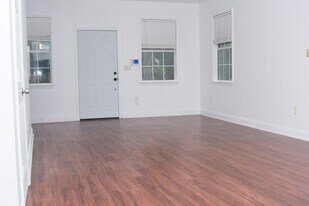 102 White Dr in Tallahassee, FL - Building Photo