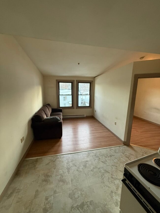 279 N Main St, Unit 7 in Winchester, CT - Building Photo - Building Photo