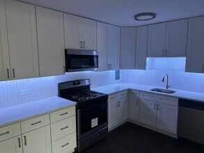 2401 W Balmoral Ave, Unit 3G in Chicago, IL - Building Photo - Building Photo