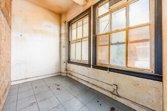 725-729 S Spring St in Los Angeles, CA - Building Photo - Interior Photo