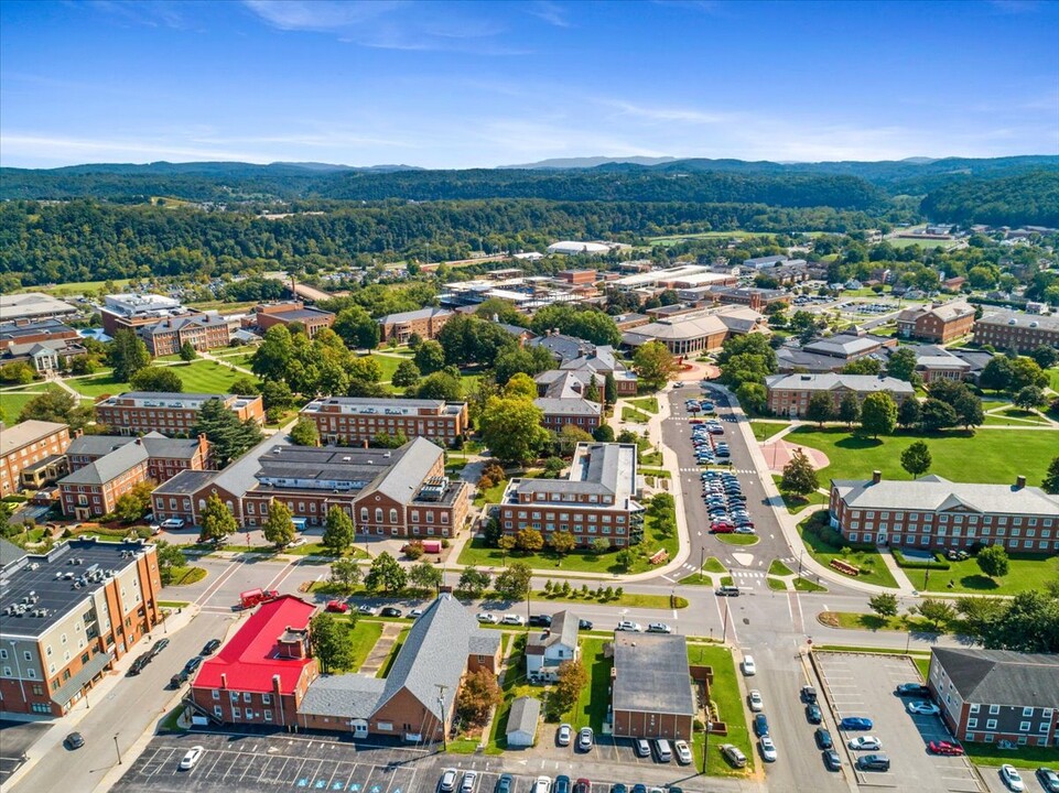 1200 Fairfax St in Radford, VA - Foto de edificio