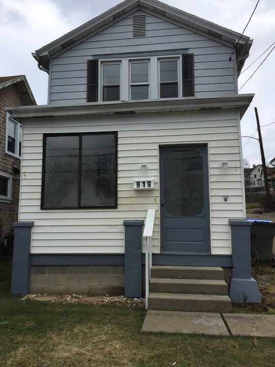 919 1st St in Verona, PA - Building Photo