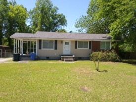 713 Vernon Dr in Jacksonville, NC - Building Photo