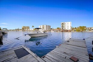 8142 Byron Ave in Miami Beach, FL - Building Photo