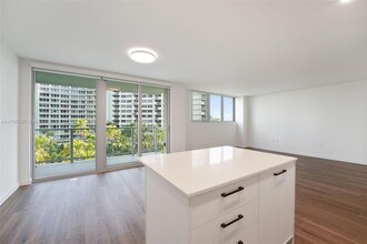 1500 Bay Rd, Unit N-0917 in Miami Beach, FL - Building Photo - Building Photo