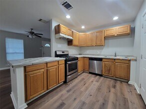 529 Kedy St, Unit 301-603 in Mesquite, TX - Building Photo - Building Photo