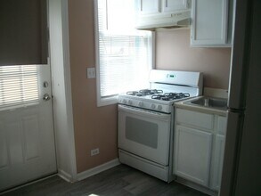 322 N COUNTY St-Unit -REAR in Waukegan, IL - Building Photo - Building Photo