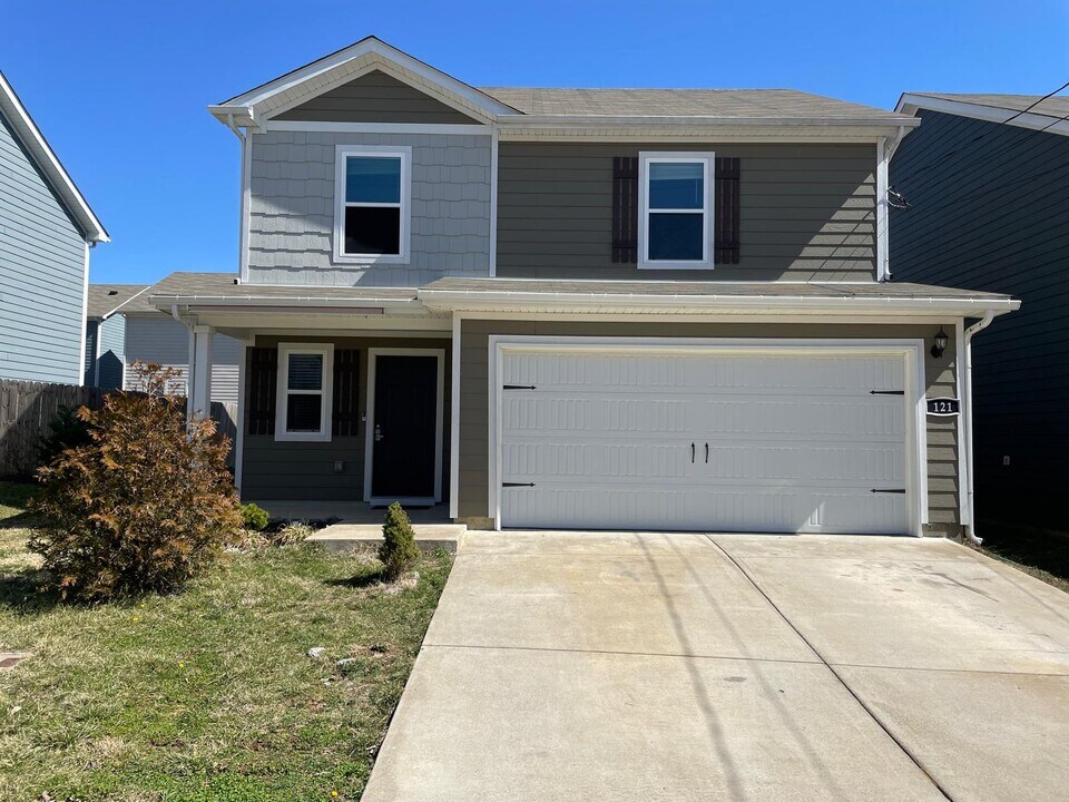 121 Westcott St in La Vergne, TN - Foto de edificio