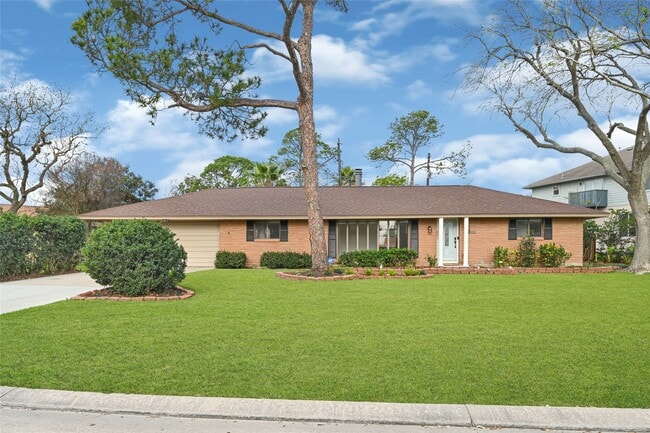 property at 2515 Baycrest Dr