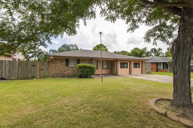 2105 21st Ave N in Texas City, TX - Building Photo - Building Photo