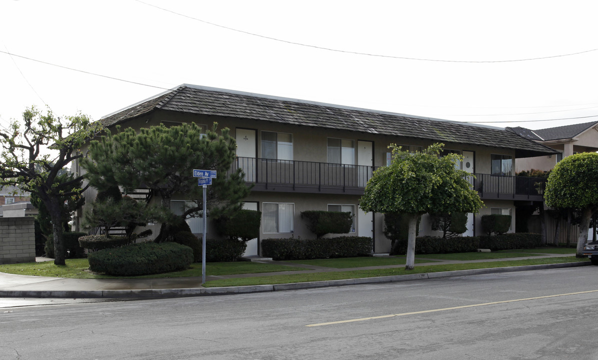 2220 Elden Ave in Costa Mesa, CA - Foto de edificio