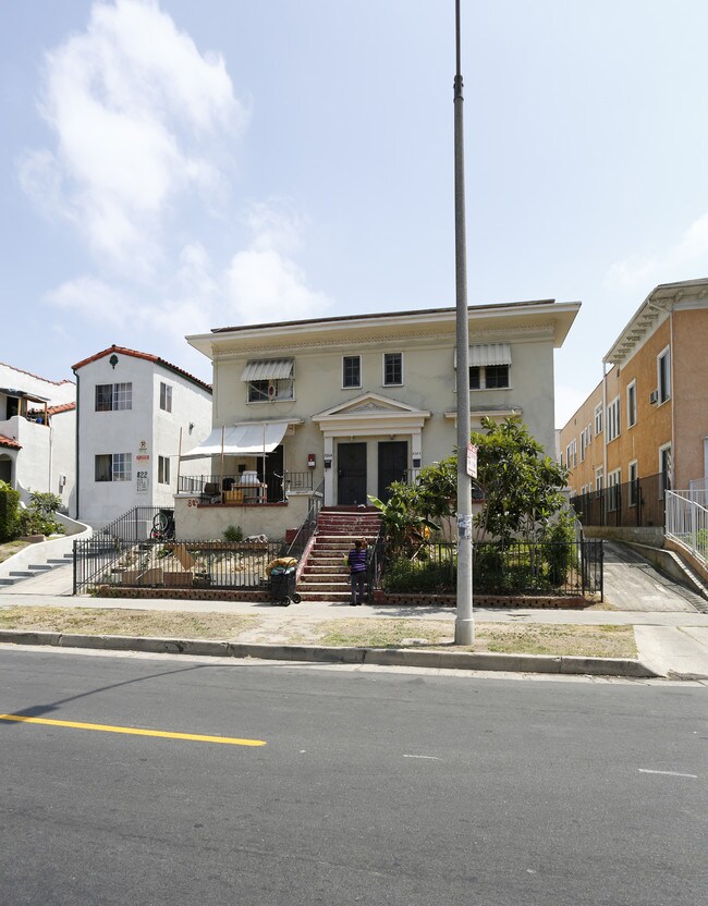 826 S Normandie Ave in Los Angeles, CA - Foto de edificio - Building Photo