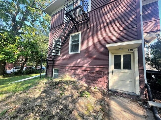 831 E College St in Iowa City, IA - Building Photo - Building Photo