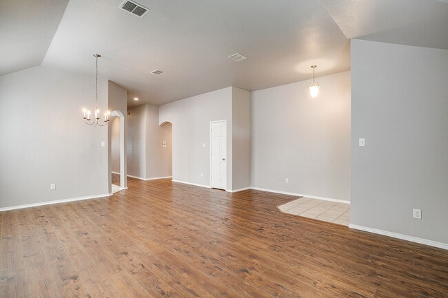 624 Horn St in Crowley, TX - Foto de edificio - Building Photo