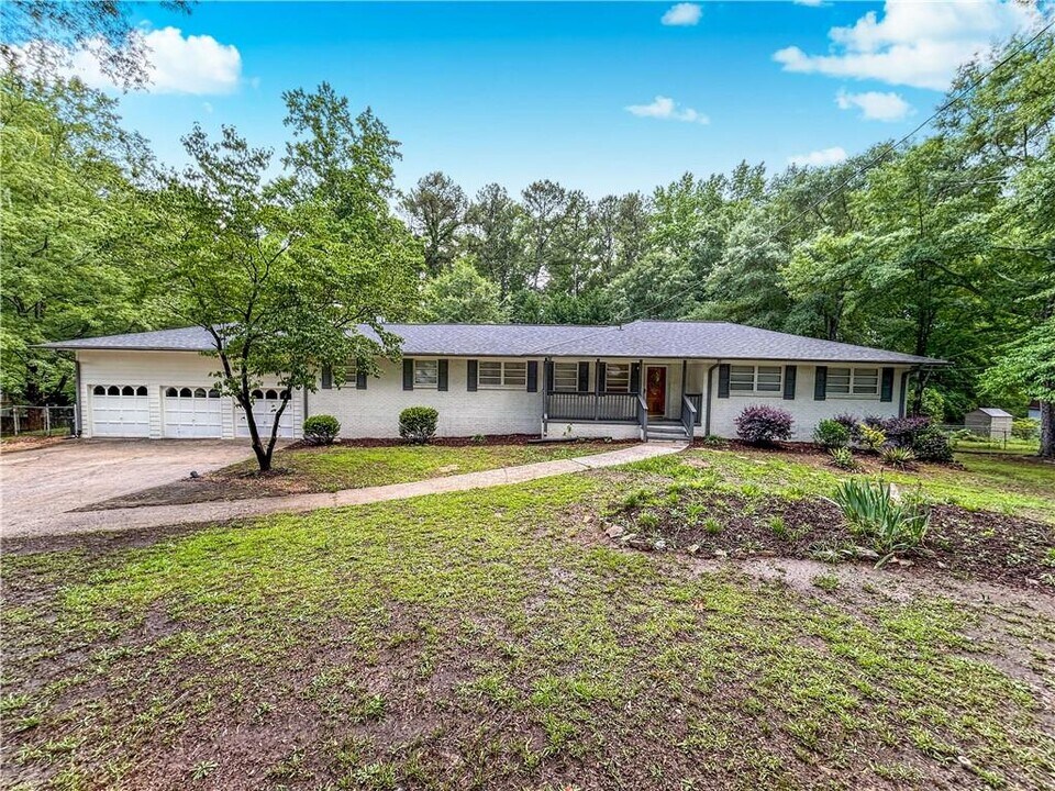 4239 Pinetree Dr in Powder Springs, GA - Building Photo