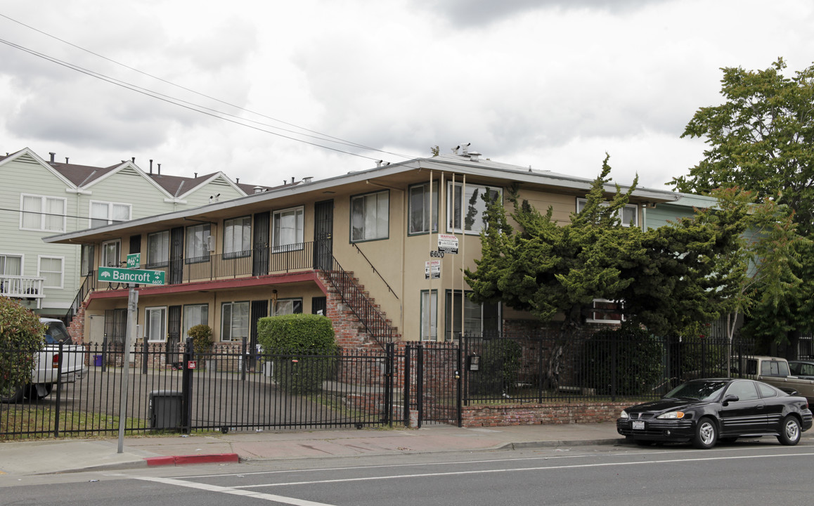 6600 Bancroft Ave in Oakland, CA - Foto de edificio