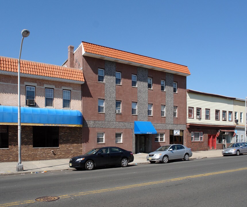 423 Avenue C in Bayonne, NJ - Foto de edificio