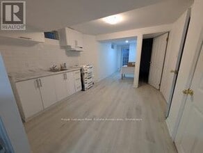 122 Pressed Brick Dr in Brampton, ON - Building Photo - Building Photo