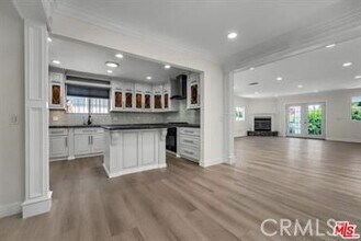 17937 Burbank Blvd in Los Angeles, CA - Building Photo - Building Photo