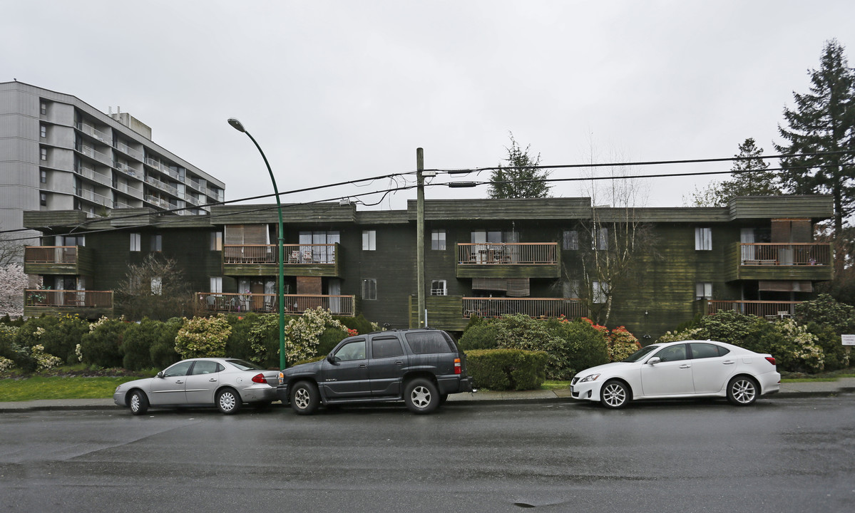 5630 Inman Ave in Burnaby, BC - Building Photo