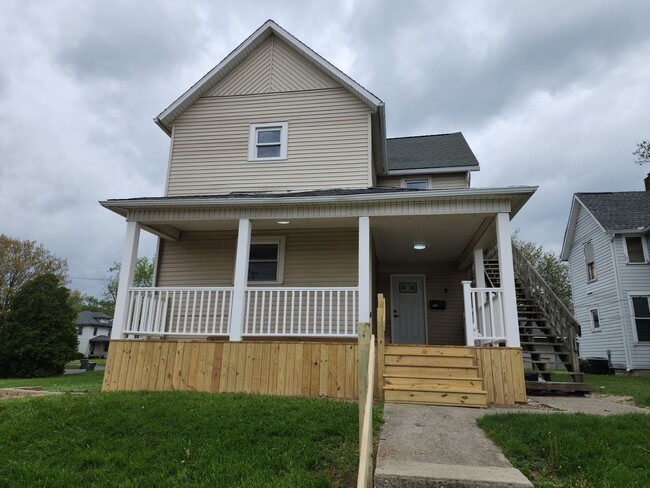 property at 903 1/2-1230-1232 W Wayne St
