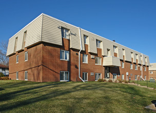 Newport Ponds Apartments in Newport, MN - Building Photo - Building Photo