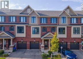 15 Pierre Trudeau Ln in Grimsby, ON - Building Photo