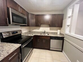 266 Grove St, Unit #11 in Auburndale, MA - Foto de edificio - Building Photo