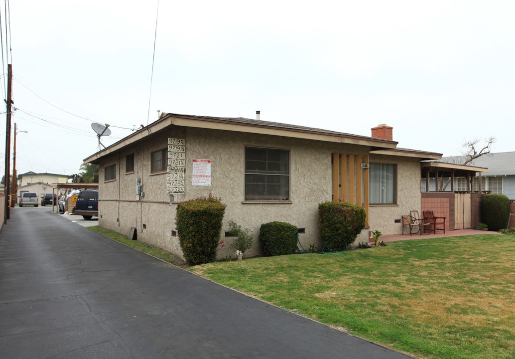 9719-9723 Beach St in Bellflower, CA - Building Photo